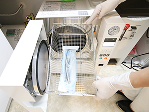 洗浄済みの医療器具を滅菌パックに入れて滅菌機器で滅菌します。